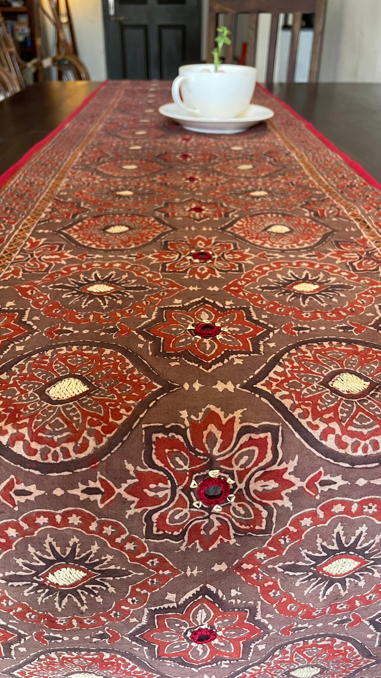 TABLE RUNNER - BROWN (01)