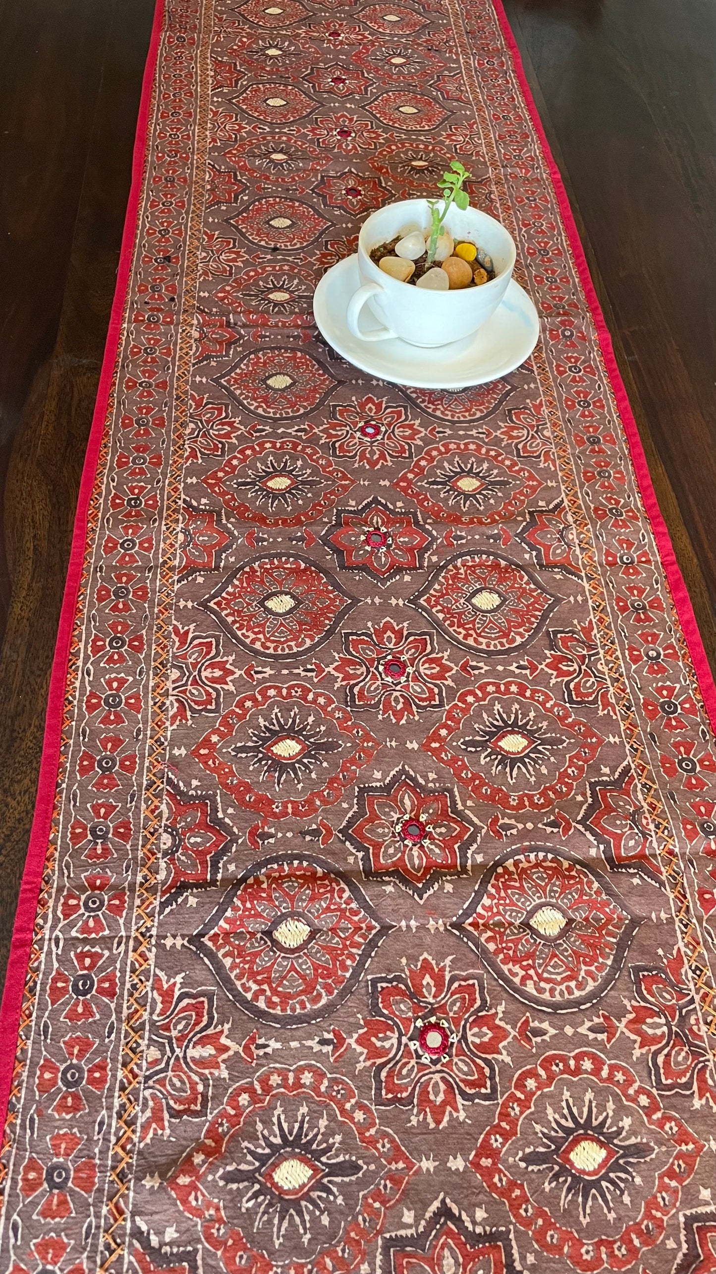 TABLE RUNNER - BROWN (01)