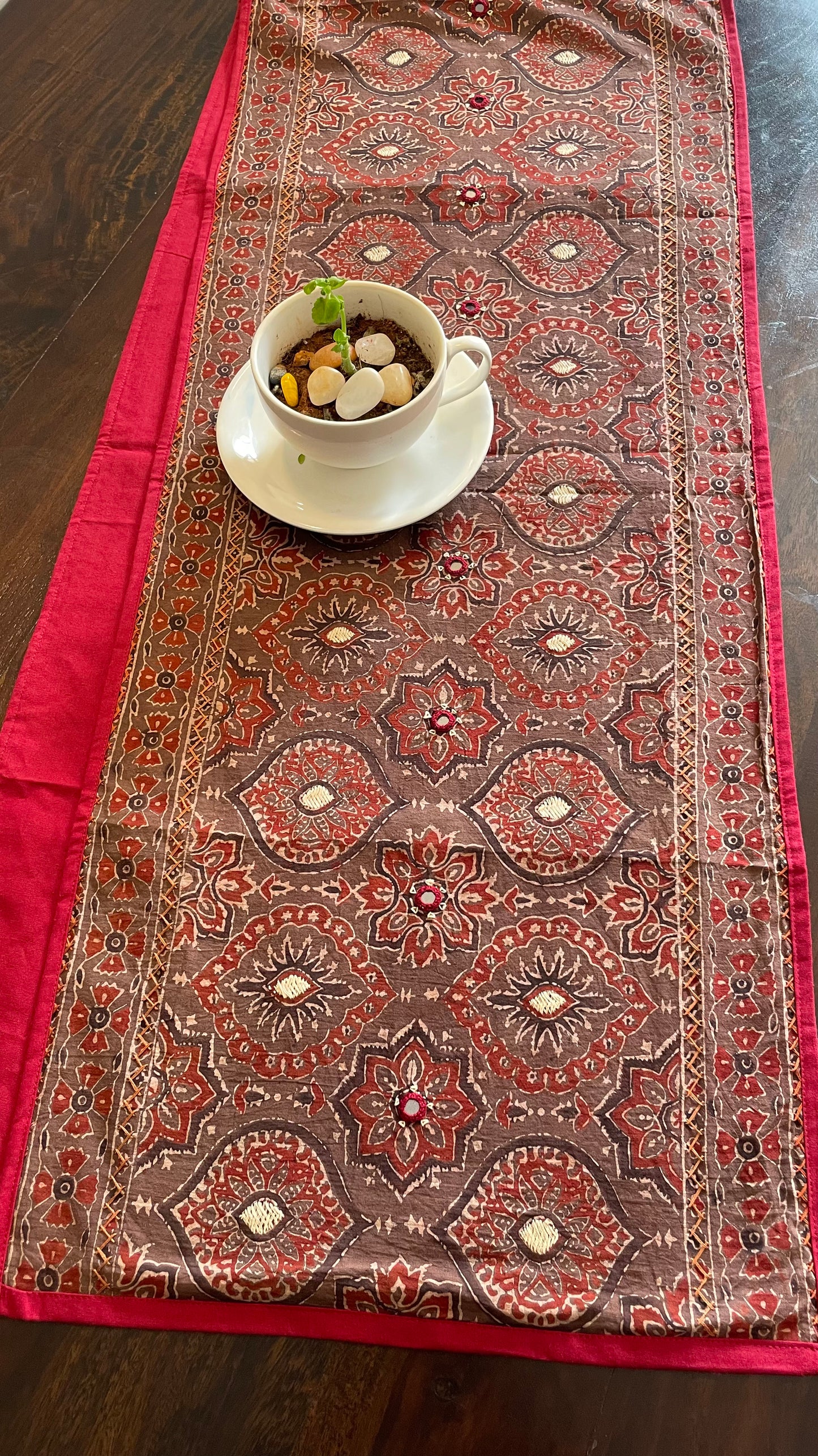 TABLE RUNNER - BROWN (01)