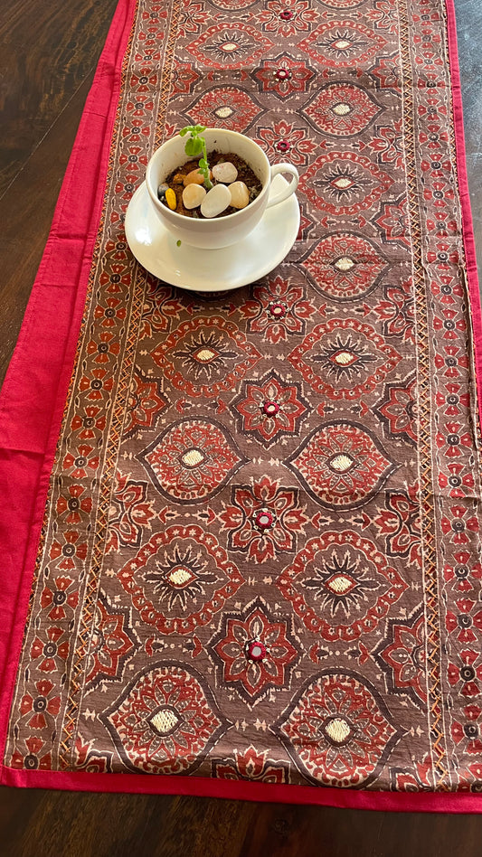 TABLE RUNNER - BROWN (01)