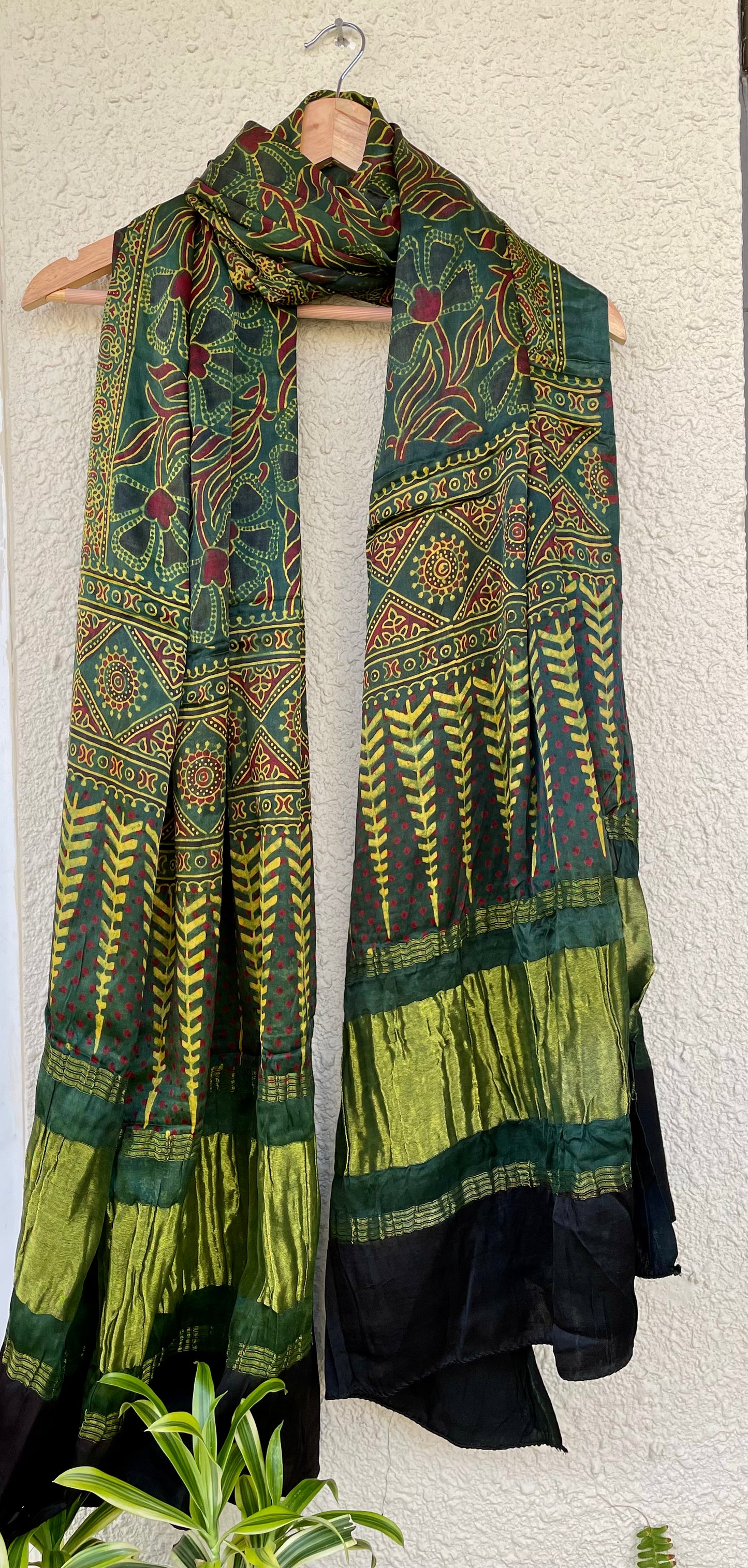 AJRAKH HANDBLOCK MODAL SILK LAGDI PATTA DUPATTA.